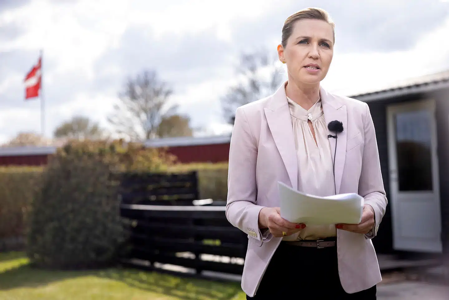 Statsminister Mette Frederiksen (S) optager sin 1.Maj tale i et kolonihavehus i 'Engen' ved Aalborg, torsdag den 29. april 2021. **Pool-dækning leveret af Politiken: Materialet kan anvendes vederlagsfrit til redaktionel omtale af Mette Frederiksens 1.maj-tale**. (Foto: Mads Nissen/Politiken/Ritzau Scanpix)