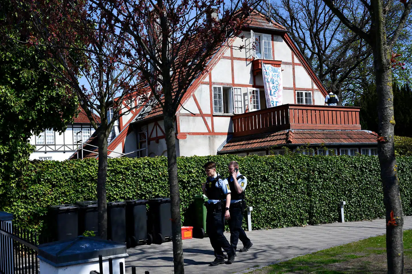 Plan BZ besætter hus på hjørnet af Edlevej og Bengtasvej i Hellerup,