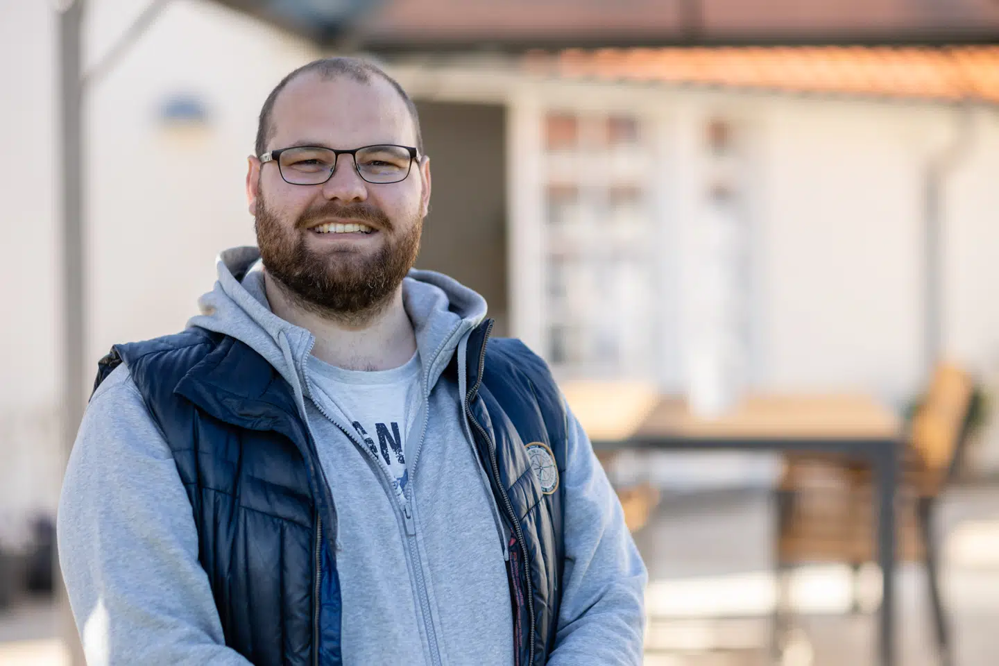Mathias Krarup, der har sparet omkring 80.000 kroner på en række opgaver i sit hjem.