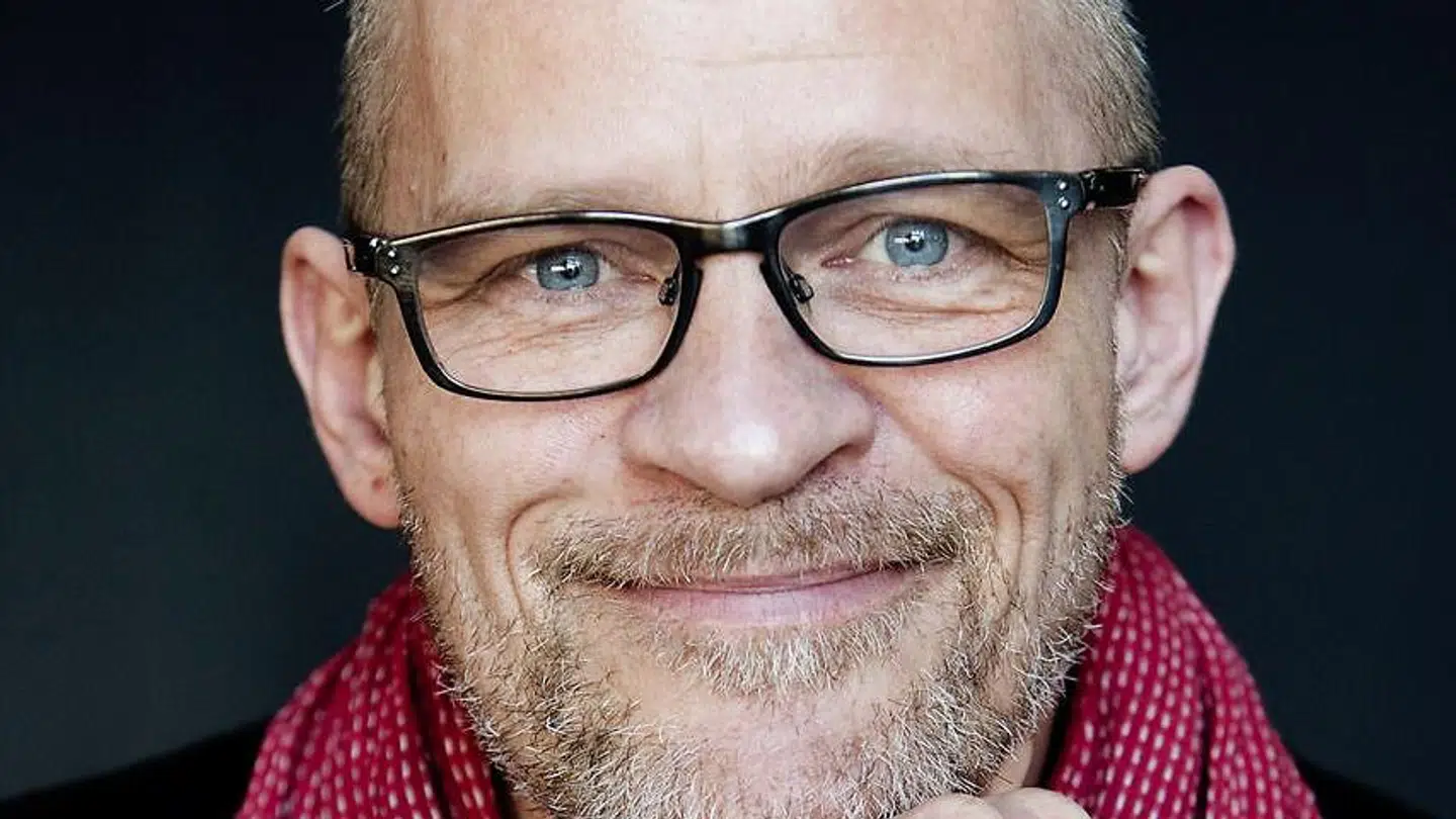 Lars Bom har indrettet et lydstudie i sit sommerhus, hvor han kan indtale bøger.