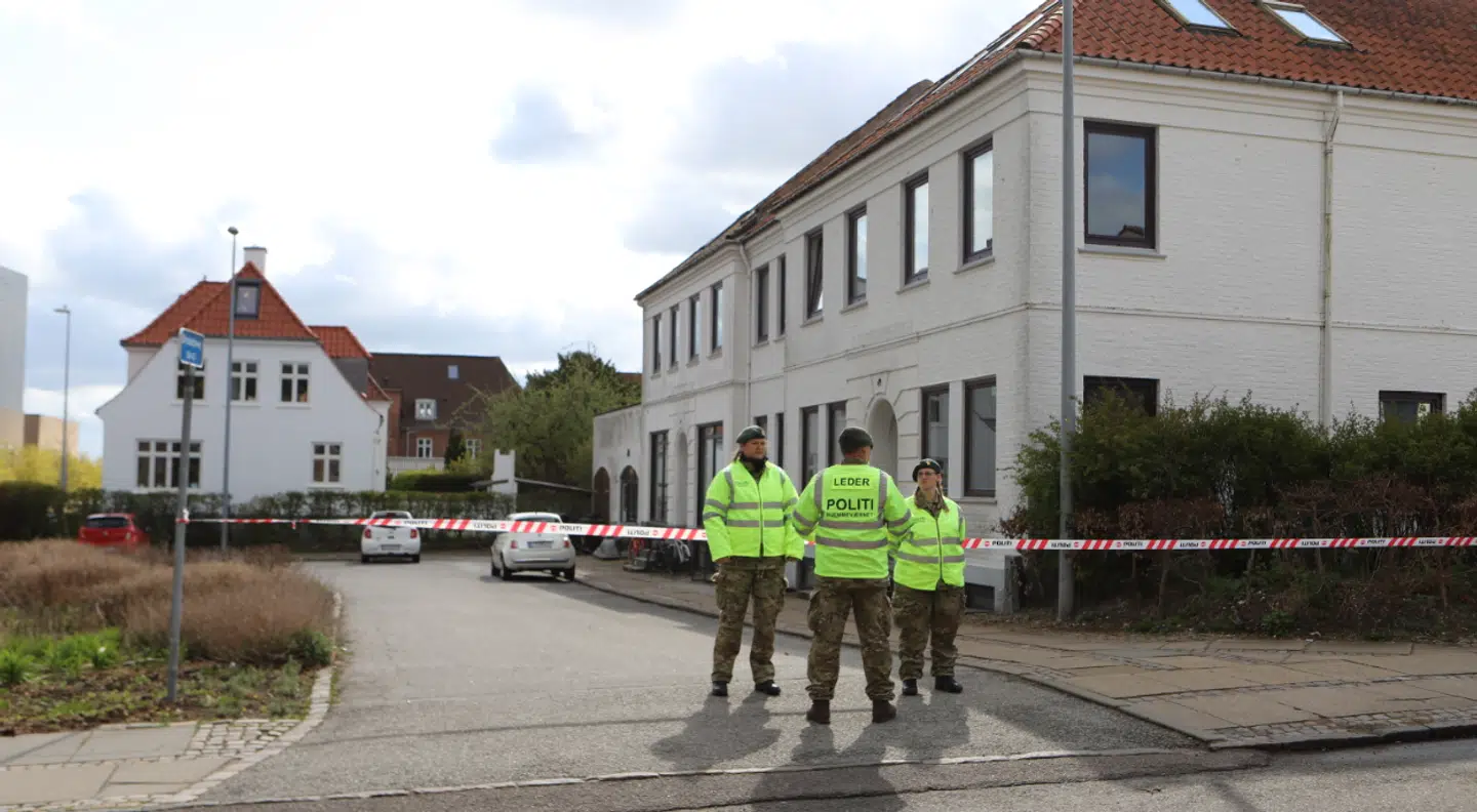 En 45-årig mand er blevet fundet død i en lejlighed i Aalborg. Politiet undersøger i den forbindelse det, man mener er et gerningssted.