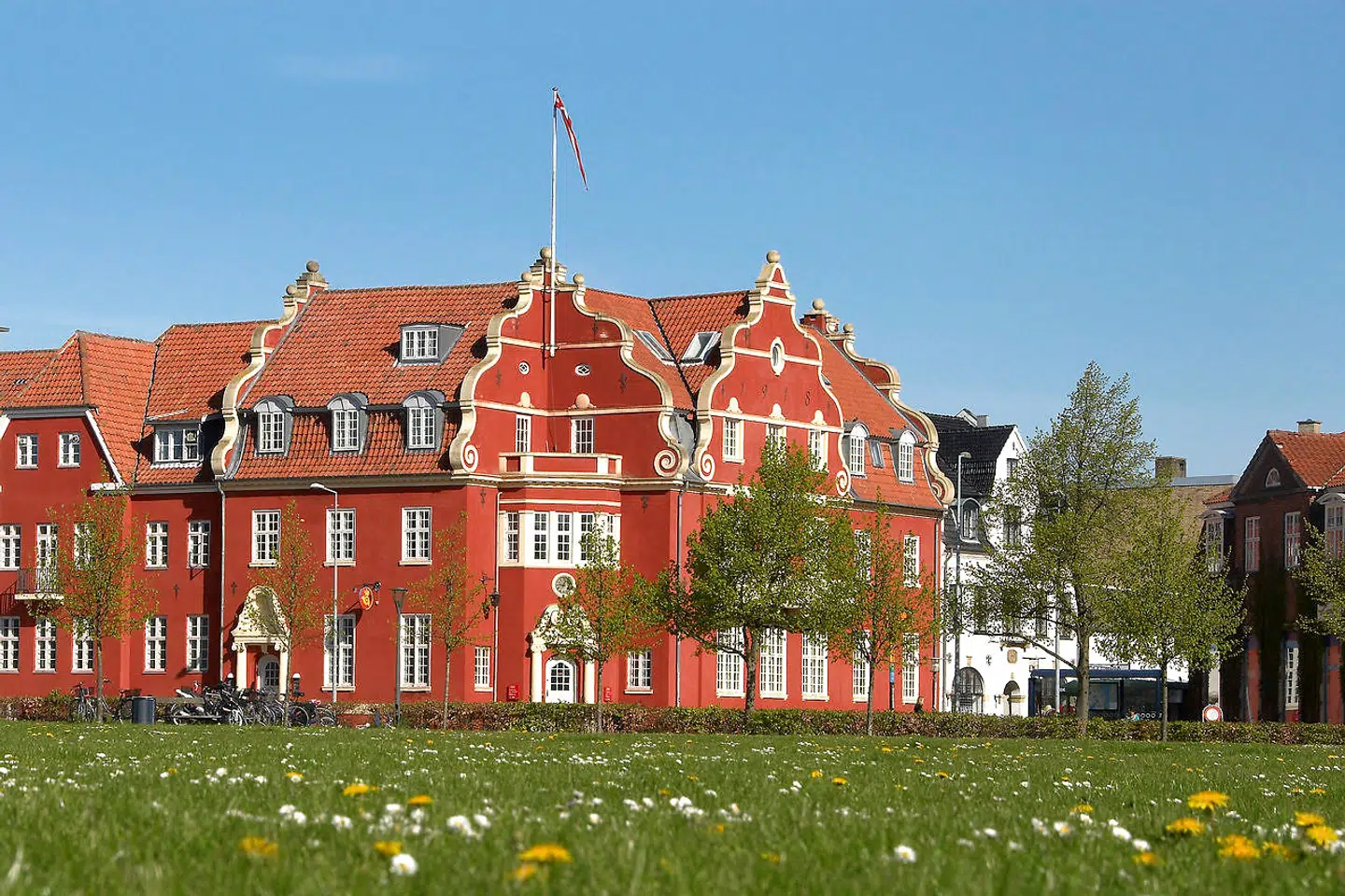 Hørsholms gamle rådhus fra 1918. Hørsholm er den mest attraktive kommune for tilflyttere med de højeste årsindkomster, skriver Arbejderbevægelsens Erhvervsråd i en undersøgelse.