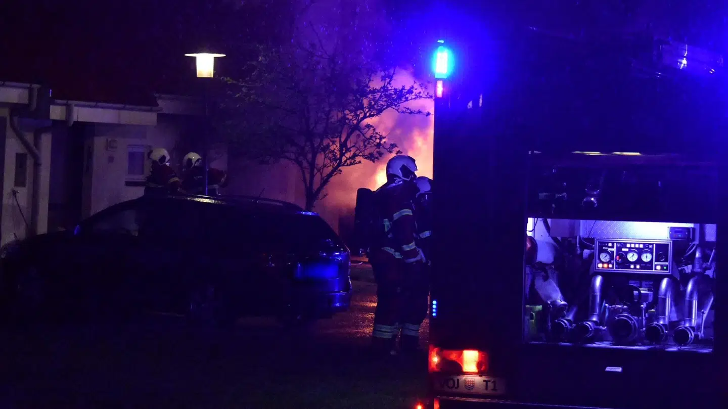 Politiet fik anmeldelse om branden klokken 04.14 og var fremme med redningsmandskab kort efter.