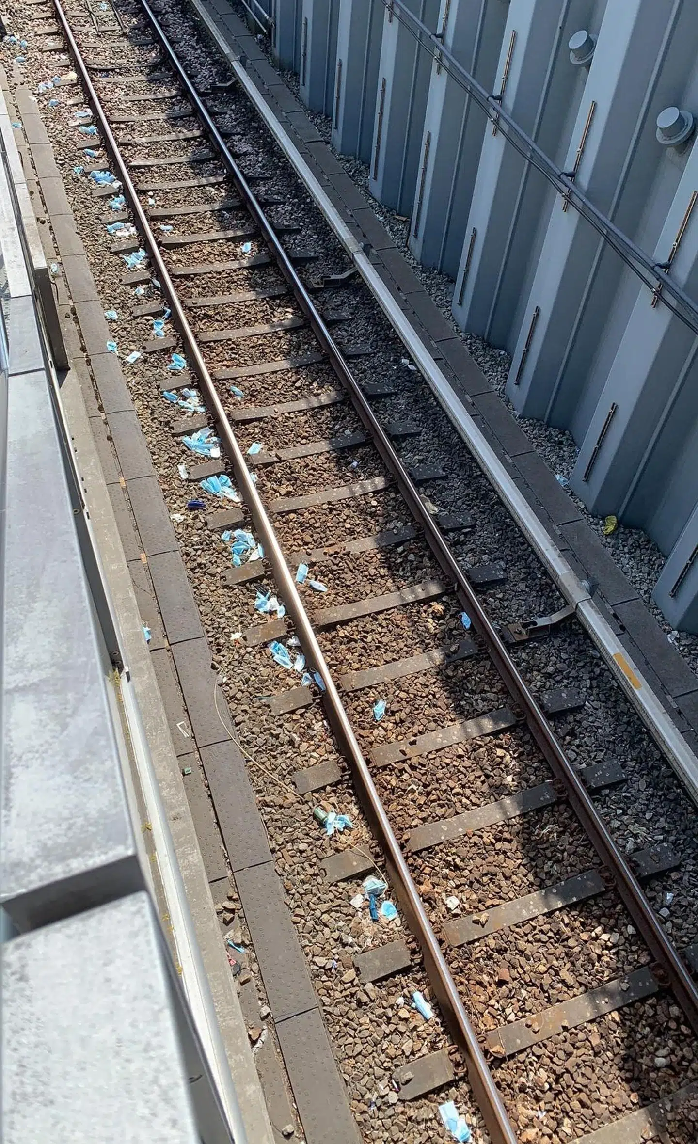 Ved Øresund Station flyder det med brugte mundbind.
