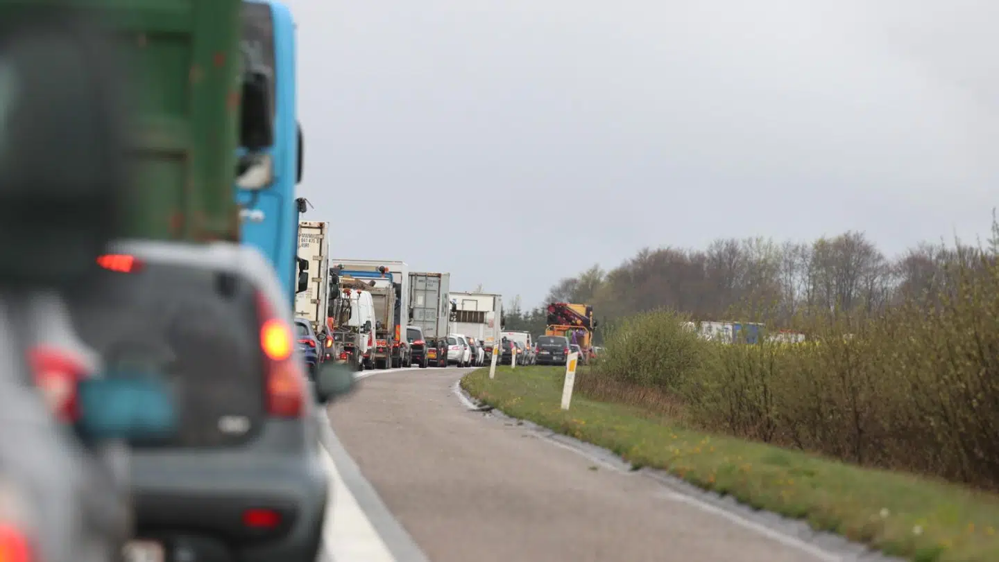 Trafikken er gået helt i stå på Herningmotorvejen mellem Galten og Låsby torsdag morgen.
