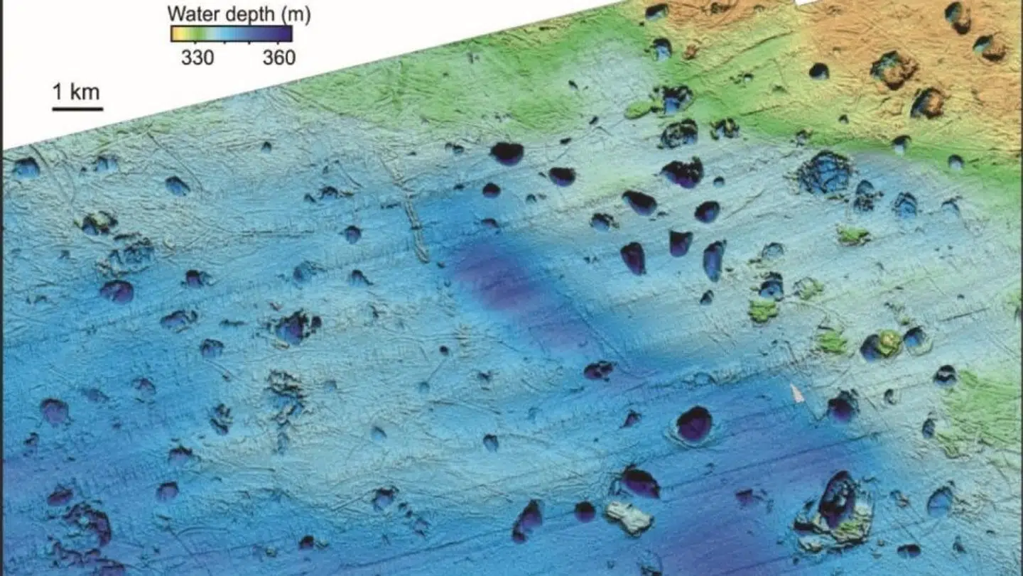 På billedet her ses hundredvis af kratere i nærheden af Svalbard. Nogle af dem er over en kilometer i bredden. Illustration: Andreassen Science, UiT