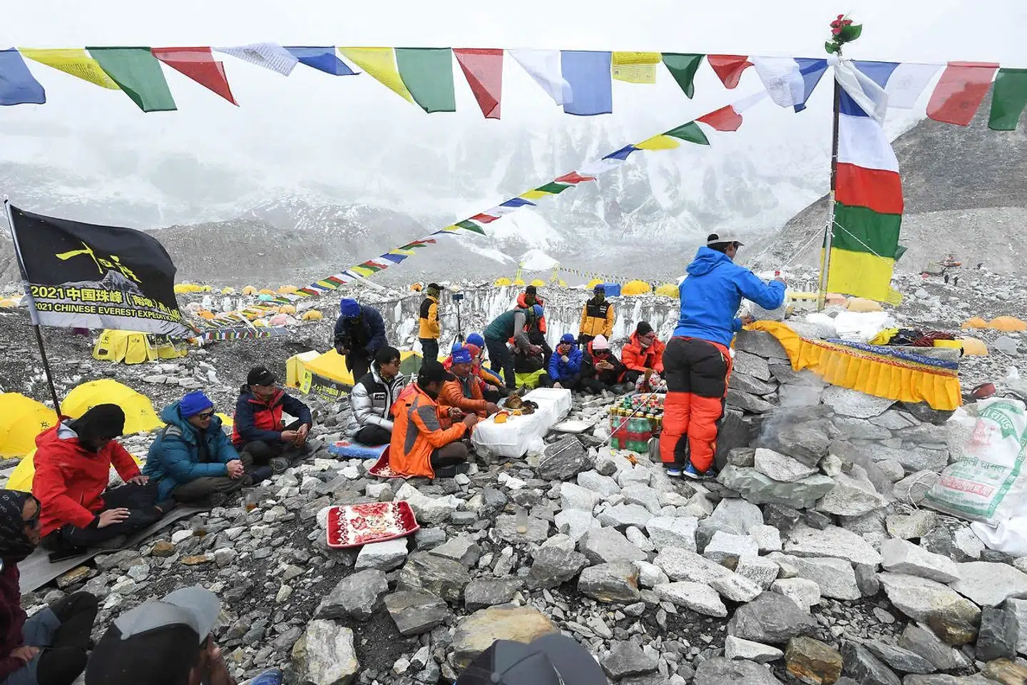 Sherpaer og bjergbestigere forbereder at ofre til guderne, før turen går videre op på Mount Everest.