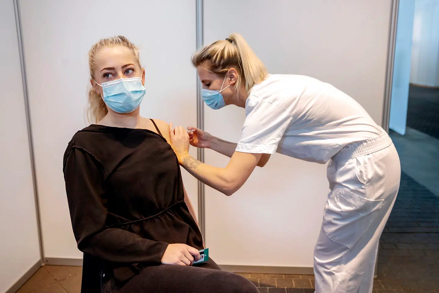 Indtil videre skal stemplet trækkes let tilbage, når man bliver vaccineret mod coronavirus. Kommer der blod med, må man stikke på ny.