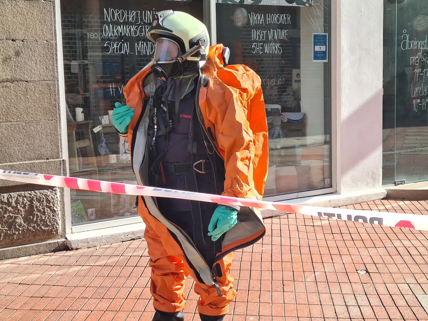 Der blev ikke taget nogen chancer, der beredskabet fjernede det mystiske pulver, som fredag dukkede op hos Jyske Bank i Kolding.