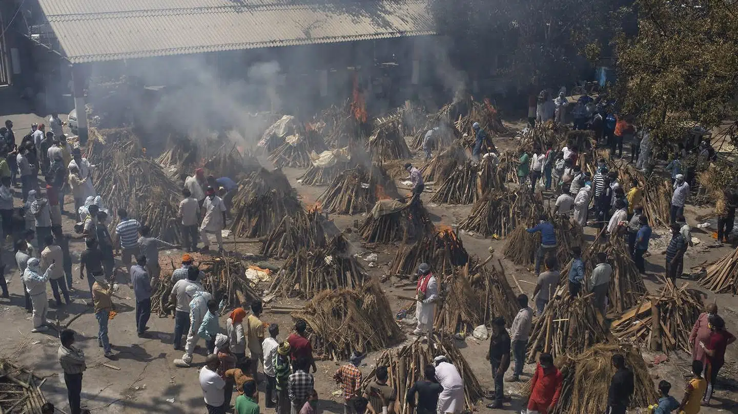 Dusinvis af begravelsesbål tændes på samme tid i Indiens hovedstad, New Delhi, hvor coronasituationen er ude af kontrol. I storbyen er man begyndt at fælde byens træer, da man mangler træ til bålene.