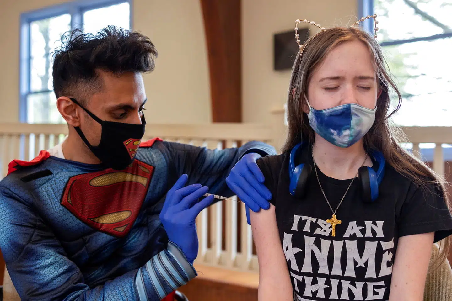 En 16 årig pige modtager Pfizer-vaccinen i Pensylvania i USA. I canada vaccinerer de nu til 12 års alderen.