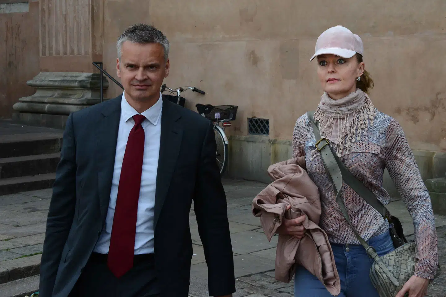 Dorte Riis forlader et retsmøde under sagen mod Kevin Magnussen med sin advokat, Martin Dahl Pedersen.