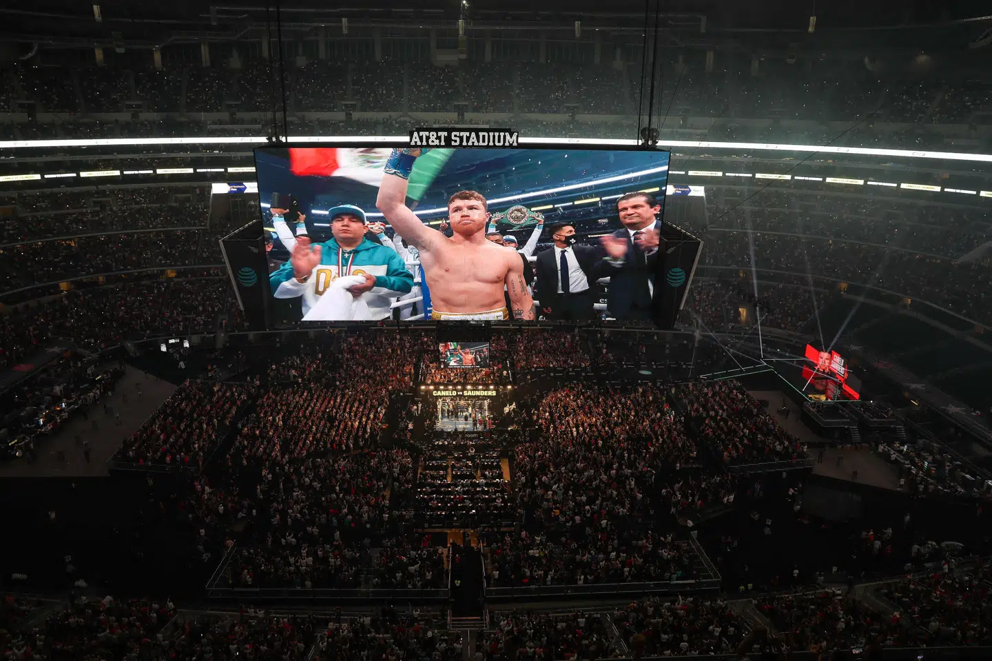 Tilskuerne sad og stod tæt under boksebraget mellem Saul Canelo Alvarez og Billy Joe Saunders i Dallas. Meg Oliphant/Ritzau Scanpix