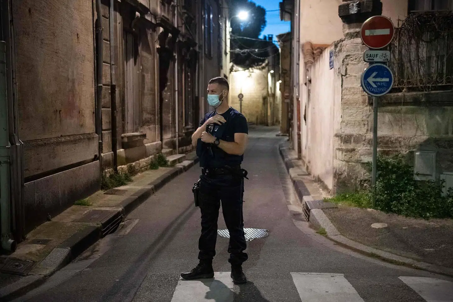 En politimand holder vagt i den sydfranske by Avignons smalle gader på stedet, hvor en af hans kollegaer onsdag blev dræbt af en narkohandler.