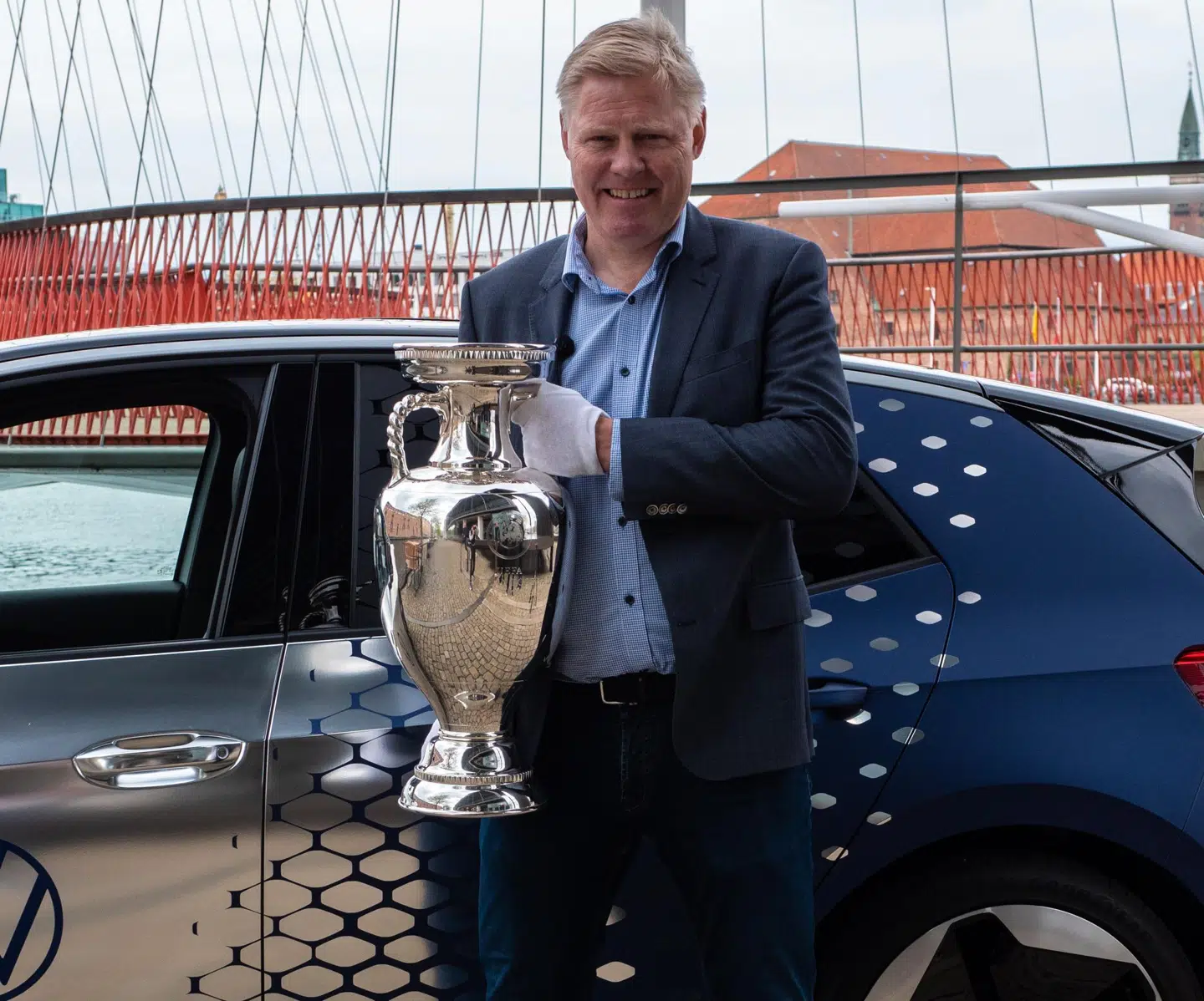 Henrik Larsen ser ud til at være glad for at holde pokalen igen.