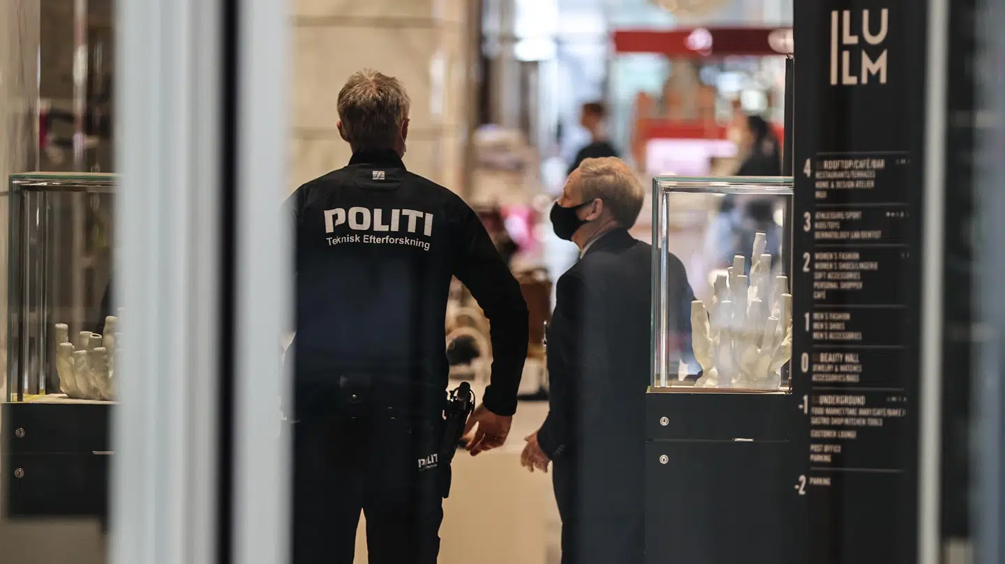 De to maskerede mænd slap væk i natten.