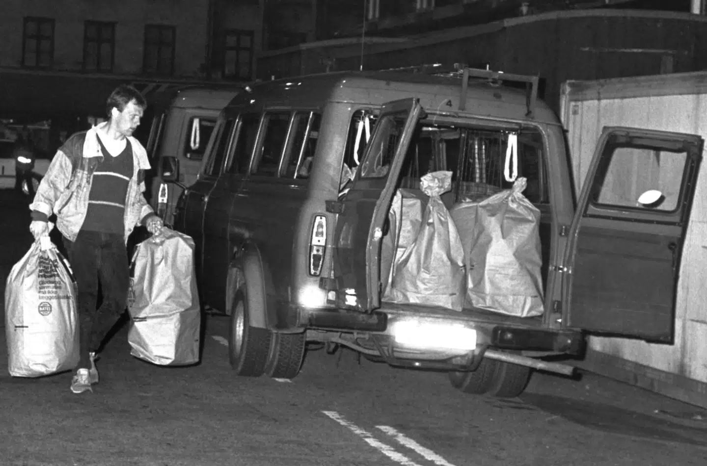 Politiet tømmer lejligheden i Blekingegade for våben. Blekingegade-banden skød og dræbte den unge politibetjent Jesper Egtved Hansen under flugten fra Købmagergades Postkontor. Arkivfoto: Bent Midstrup/Ritzau Scanpix