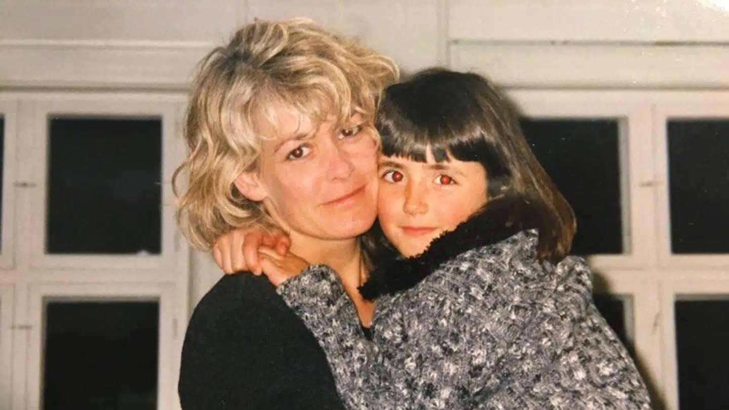 Hollie ses her som barn sammen med sin mor Birgitte. Foto: Privat.
