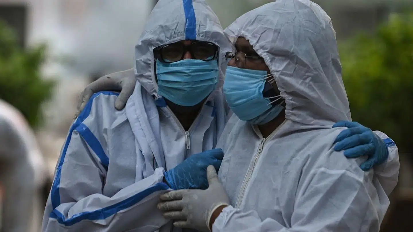 Pårørende ved en kremering af deres nærmeste i New Delhi, Indien. Den indiske variant af coronavirus er meget smitsom.