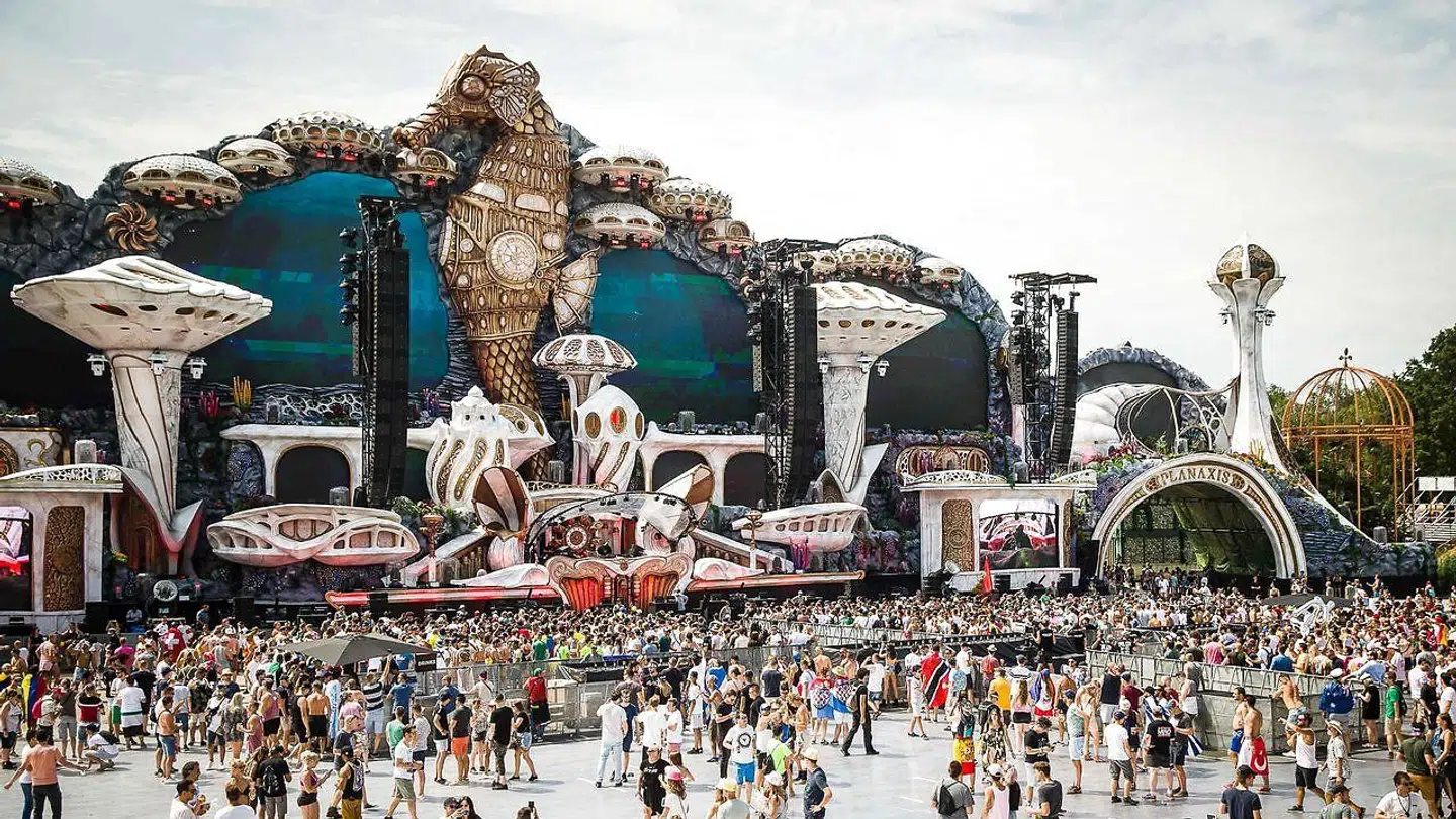 Festival-goers attend the 14th edition of the Tomorrowland music festival at the De Schorre Recreation Ground in Boom, Belgium on July 20, 2018. The festival takes place from July 20 to 29, 2018. / AFP PHOTO / Belga / JAMES ARTHUR GEKIERE / Belgium OUT