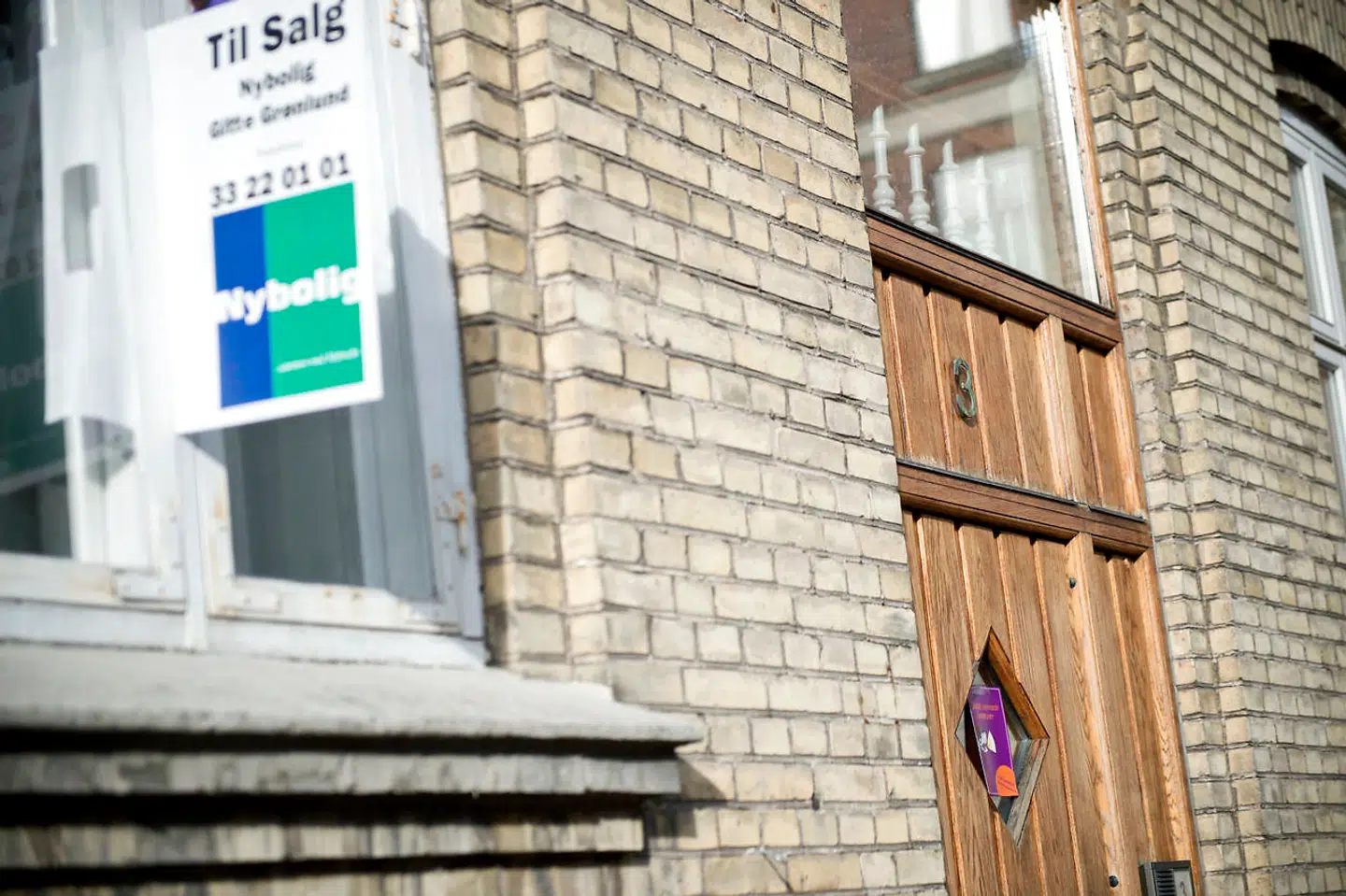 ARKIVFOTO 2015 af ejendomsmæglers vindue- - Se RB 8/10 2015 10.52. Der er blevet 4000 færre til salg-skilte på boligmarkedet. Der er 6, 4 procent færre boliger til salg på det danske boligmarked end for et år siden.. (Foto: Mathias Løvgreen Bojesen /Scanpix 2015)