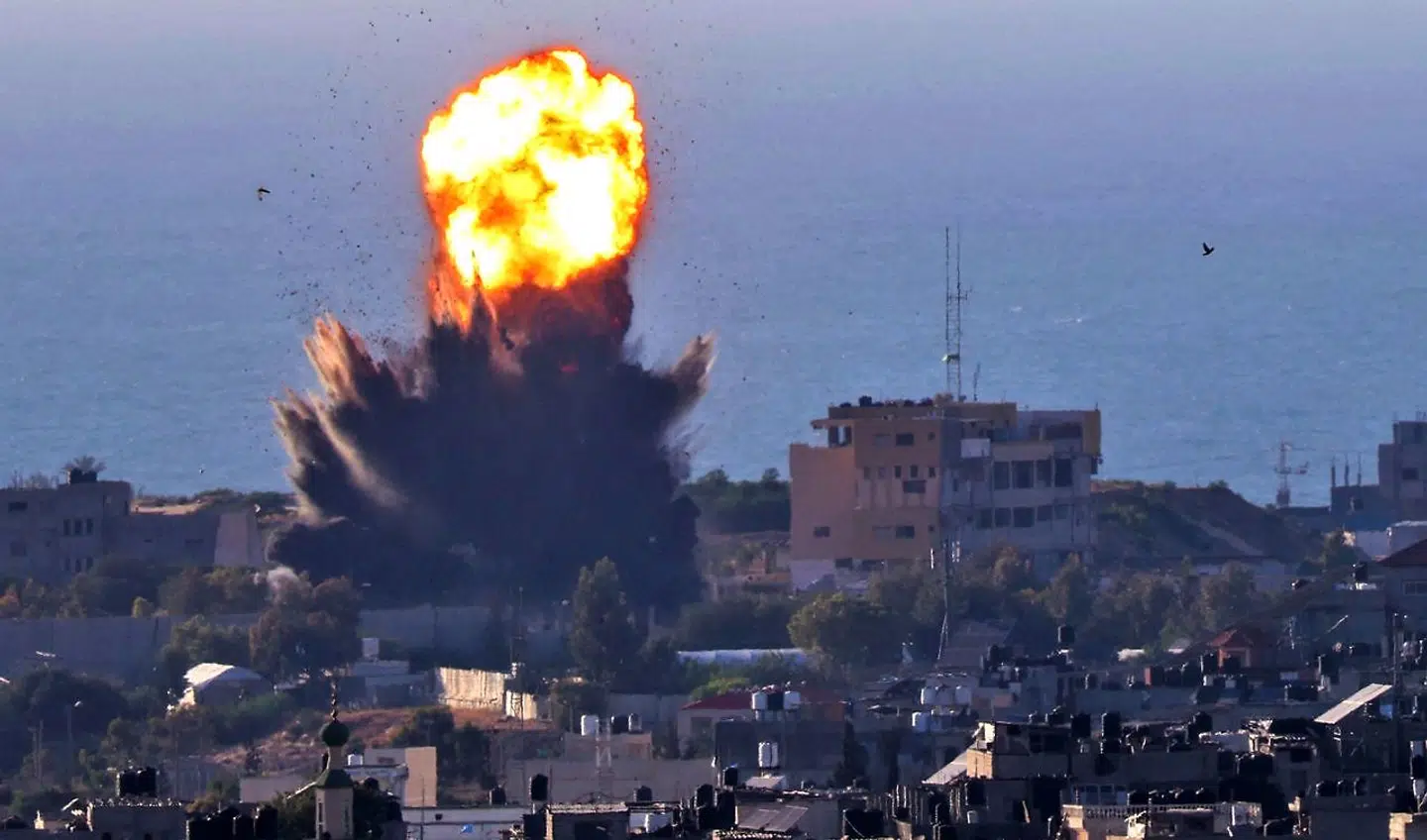 Røg stiger op efter et israelsk luftangreb i byen Rafah i den sydlige del af Gazastriben.