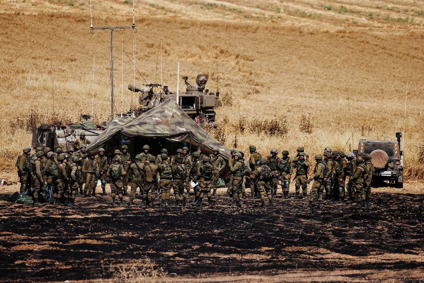 Israelske soldater marcherer op på grænsen til Gazastriben