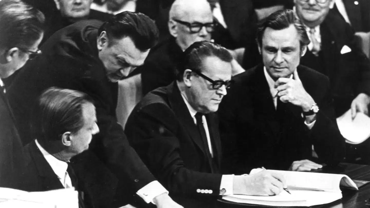 Danmark bliver medlem af Fællesmarkedet (EF EU) i 1972. Statsminister Jens Otto krag underskriver Romtraktaten i Bruxelles 22-1-1972. Jens Christensen ses til højre.