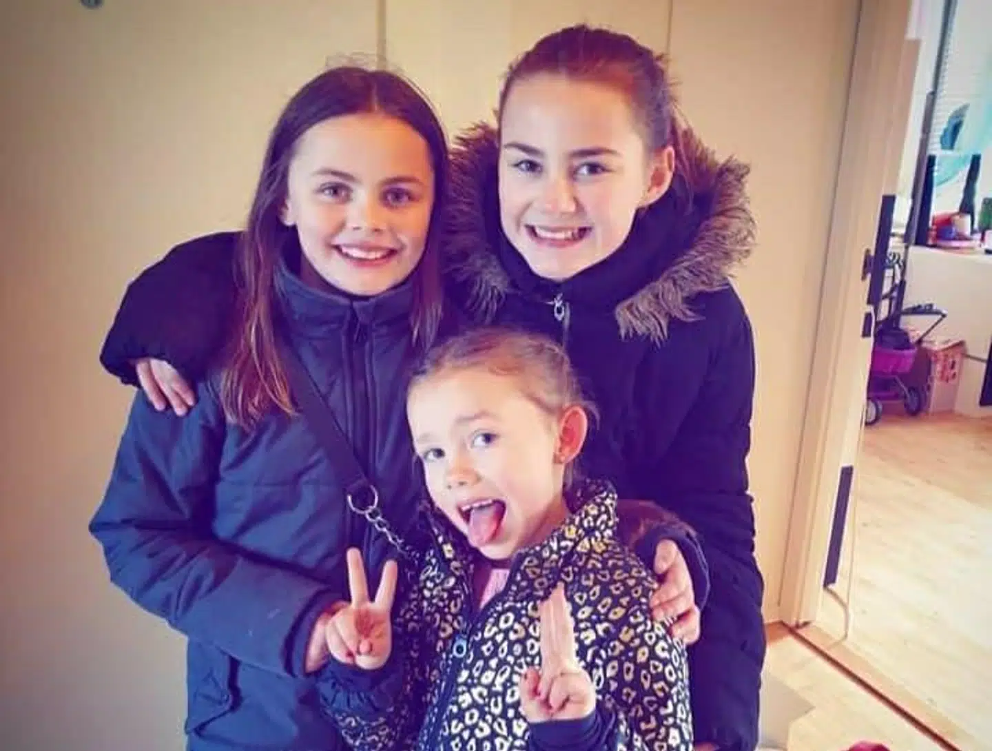 Jannies tre døtre – Alicia, Jasmina og Olivia – der alle er blevet truet med kniv af den 11-årige.