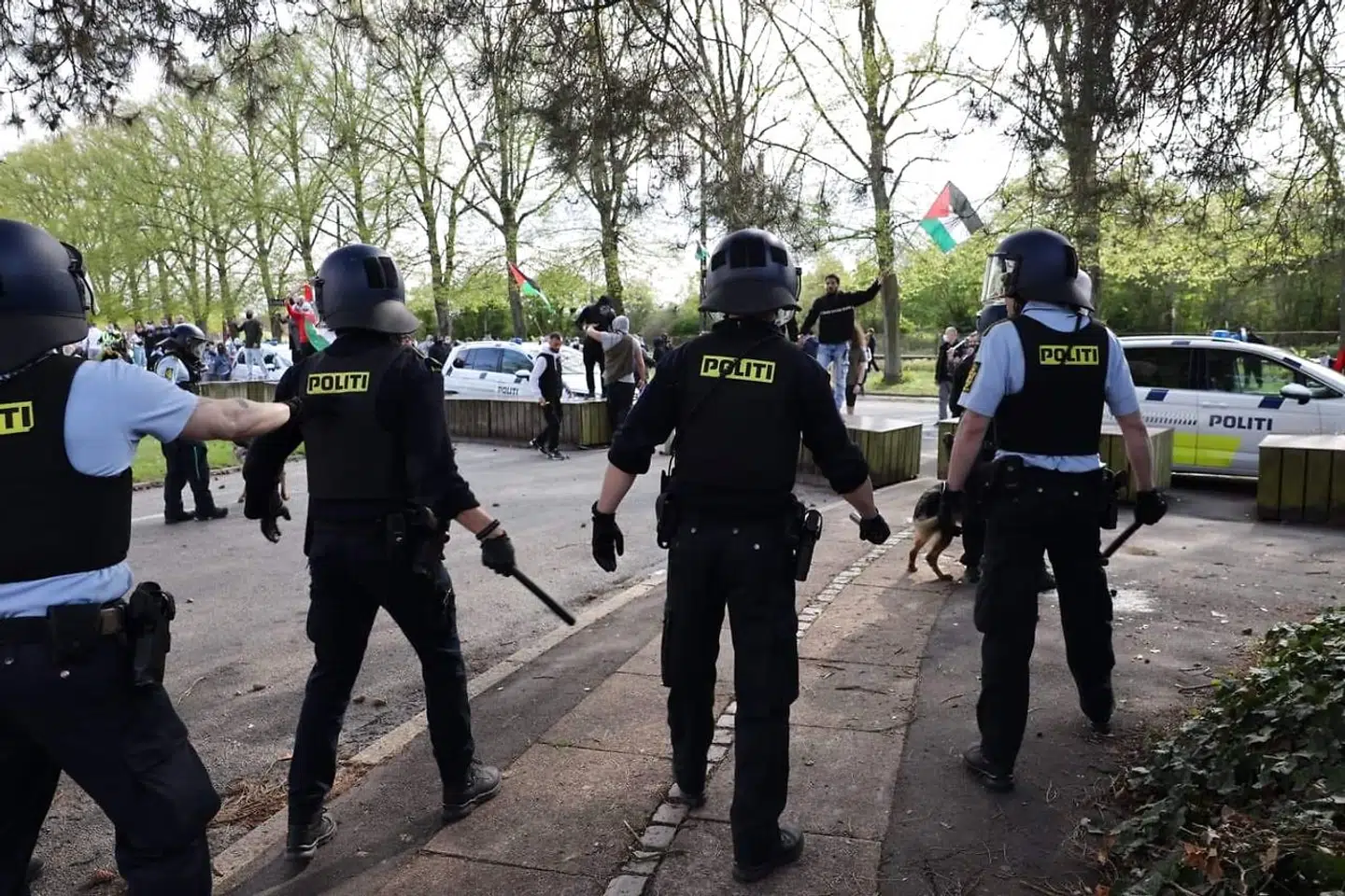 Politi med trukne stave ved Israels ambassade i Hellerup tidligere på dagen.