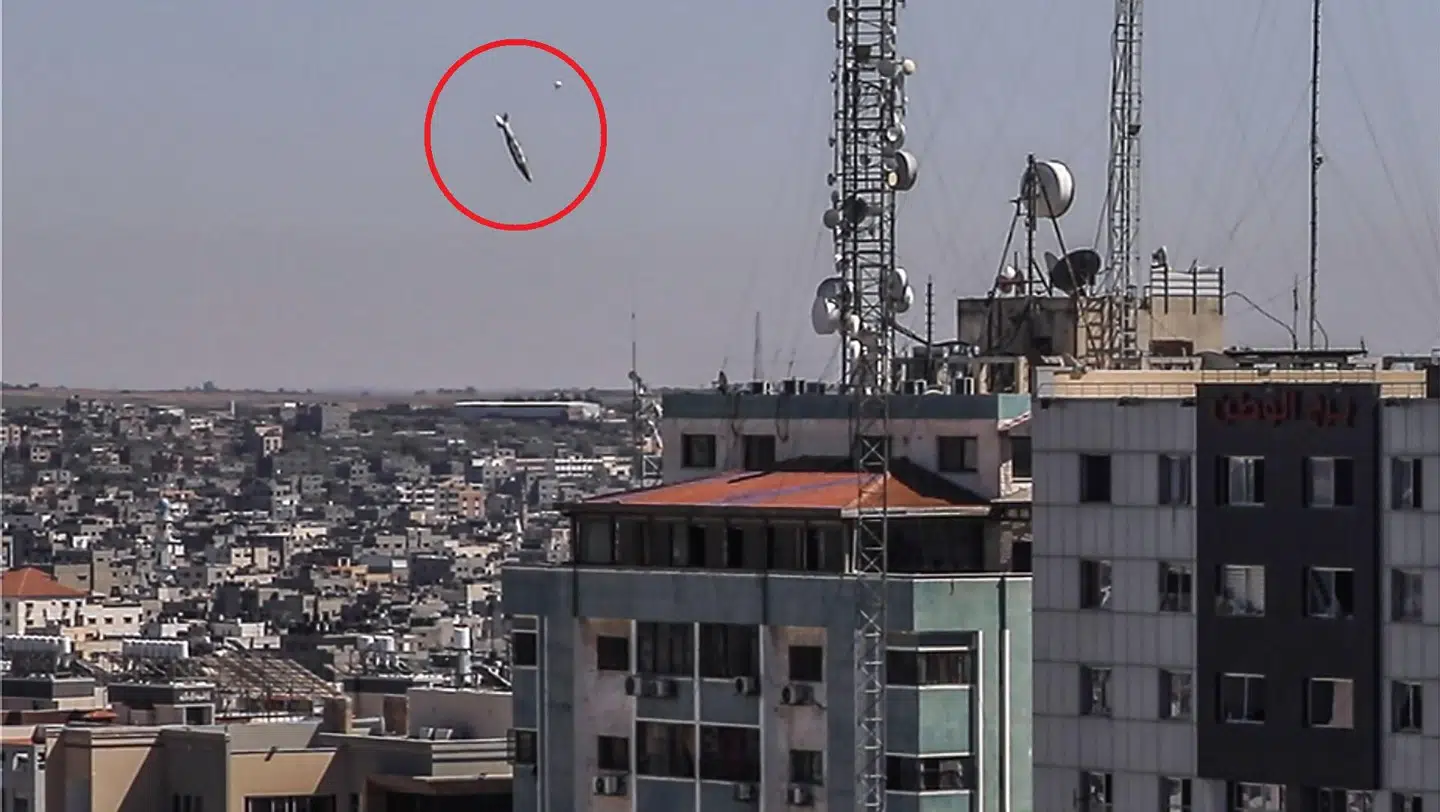 En israelsk bombe på vej mod Al-Jalaa-bygningen i Gaza By brøkdele af sekunder inden, den rammer.