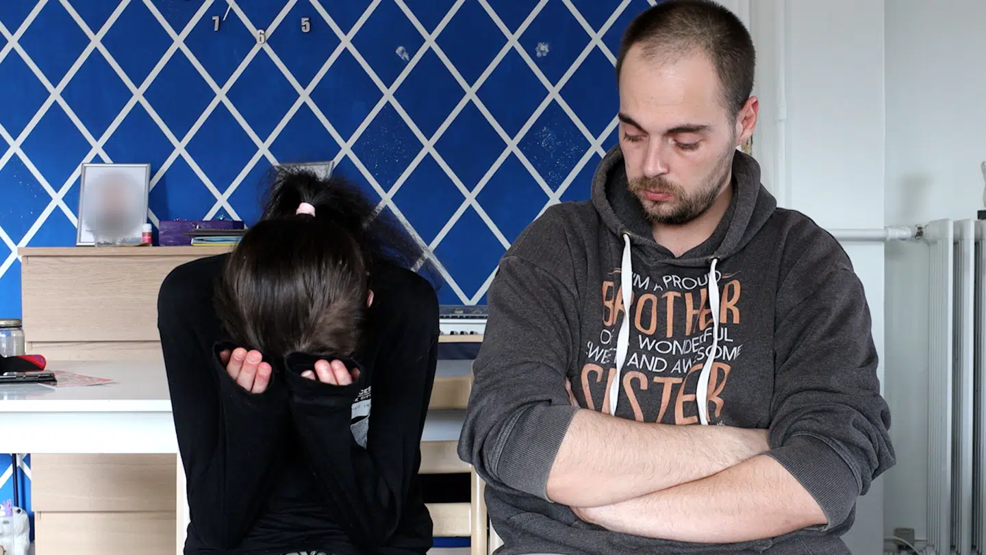 Elisabeth føler, at den dårlige barndom forfølger hende i dag. Hun er mor til to børn, som er anbragt uden for hjemmet. Hendes fortid er flere gange blevet nævnt af kommunen, siger hun.