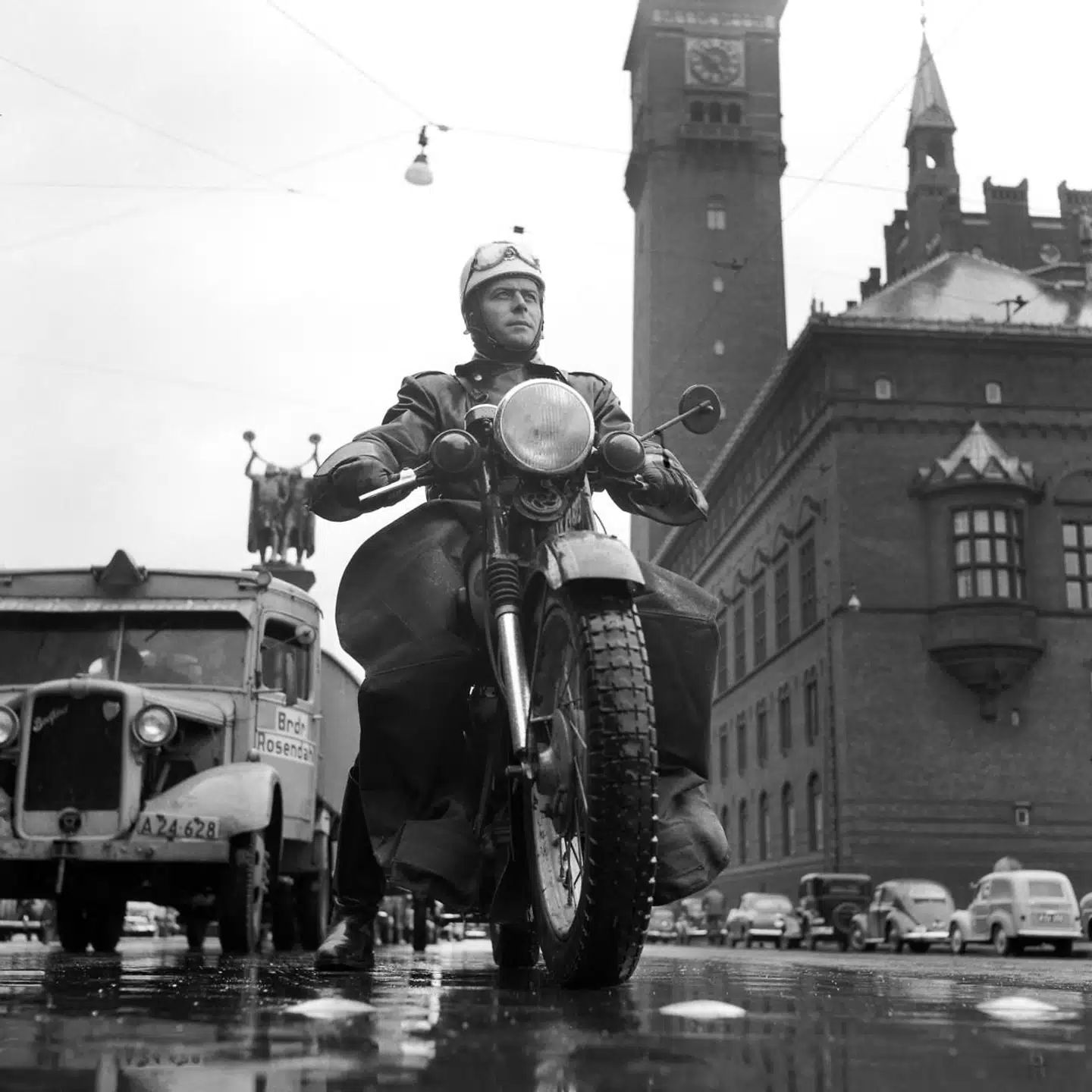 En færdselsbetjent på sin klassiske Nimbus-motorcykel på Rådhuspladsen i København på dette udaterede foto. Nu skal den danske motorcykel igen ud at rulle på landevejene i en opdateret udgave med elmotor.
