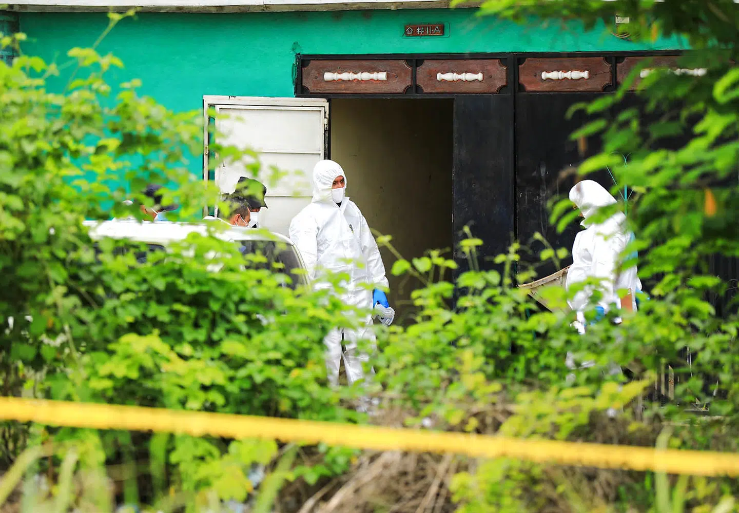 Ejendommen, hvor politiet har fundet flere nedgravede lig. (Photo by - / NATIONAL CIVIL POLICE / AFP)