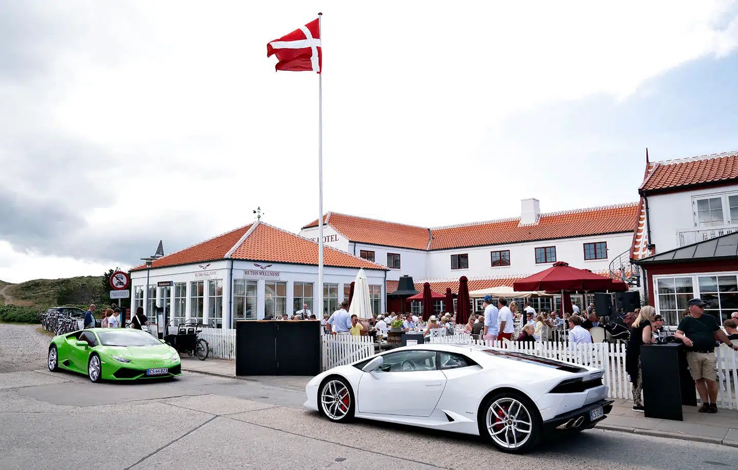 I uge 29, også kendt som »Hellerupugen«, kan man ofte finde luksusbiler parkeret udenfor Ruths Hotel. Og hvis man bliver træt af at kigge på dyre biler, kan man nyde en middag i en af hotellets to restauranter.