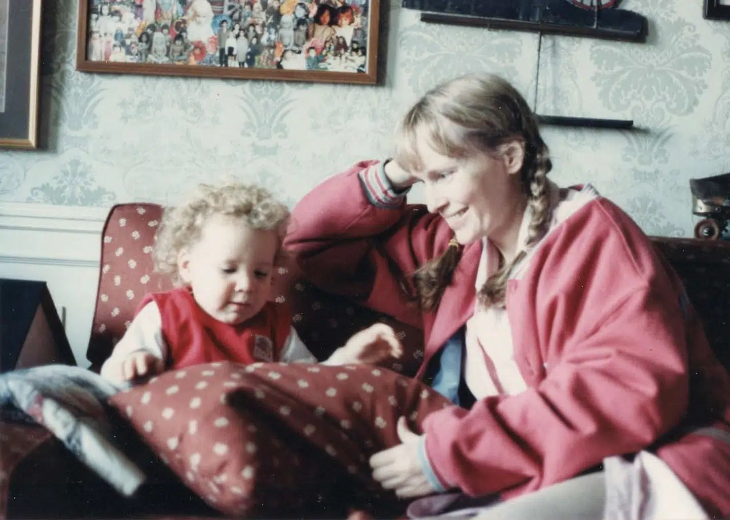 Stilbillede fra dokumentarserien 'Allen v. Farrow', der atter har sat fokus på det, der skete – eller ikke skete – da Woody Allens adoptivdatter Dylan Farrow var syv år. På billedet ses hun og Mia Farrow.