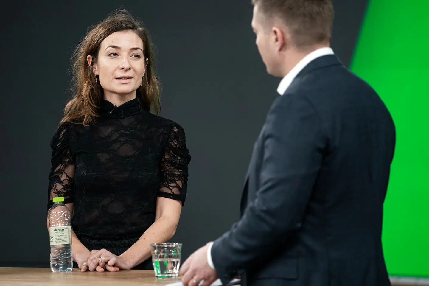 Johannes Langkilde er vært på et pressemøde, hvor DR informerer om ændringer, der rammer både tv og radio i det kommende år, i TV Avisens studie i DR Byen onsdag den 4. december 2019. Iben Maria Zeuthen fortæller om Podcasts i det nye år.. (Foto: Niels Christian Vilmann/Ritzau Scanpix)