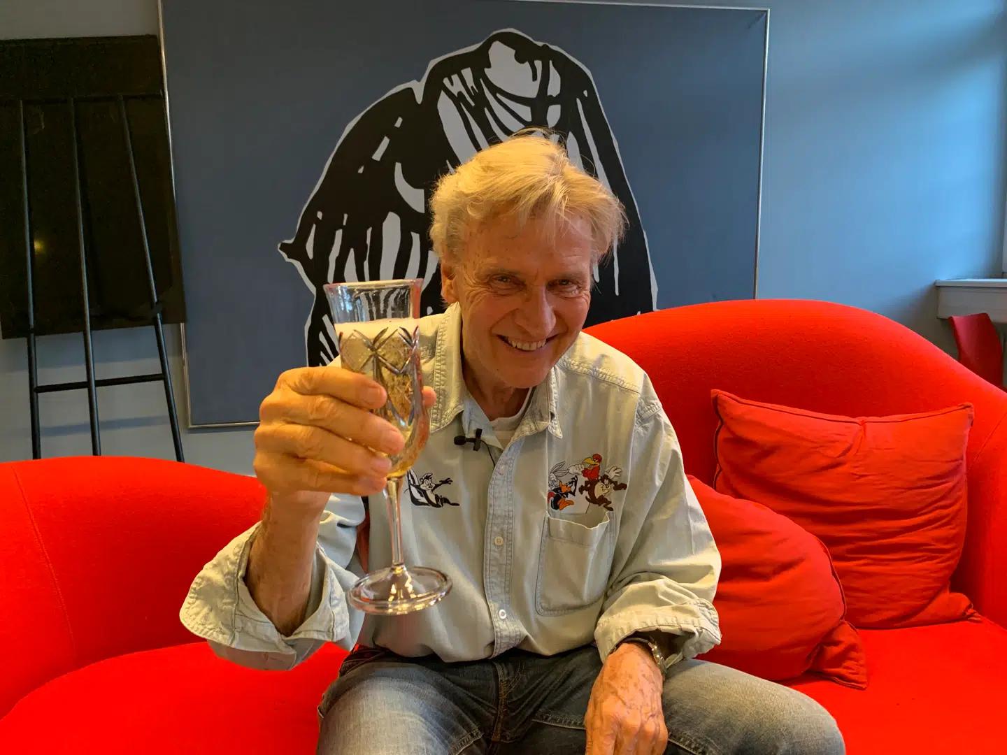 Jørgen de Mylius var i højt humør i den røde sofa på B.T.-redaktionen, da han fulgte Danmarks semifinale ved Eurovision Song Contest.