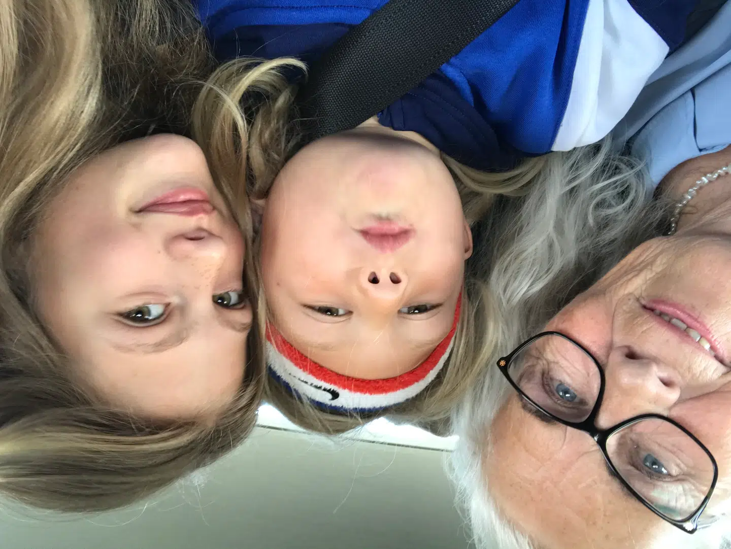 Lis Frandsen med børnebørnene Alexander og Victoria på vej mod Københavns Lufthavn fredag ved middagstid.