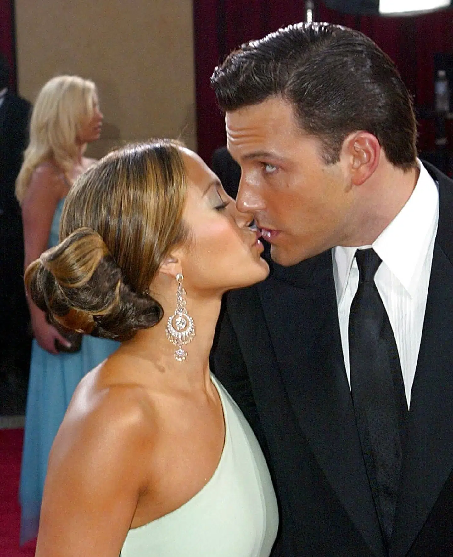 (FILES) US actress and singer Jennifer Lopez gives a kiss to US actor Ben Affleck at the arrivals of the 75th Academy Awards in Hollywood 23 March 2003. Hollywood's hottest couple, Ben Affleck and Jennifer Lopez have split up, four months after calling off their wedding amid a media frenzy, J-Lo's spokesman said 22 January 2004. "I am confirming the reports that Jennifer Lopez has ended her engagement to Ben Affleck, " Lopez's New York based publicist Rob Shuter said. "At this difficult time, we ask that you respect her privacy, " he added. AFP PHOTO/JOHN MABANGLO