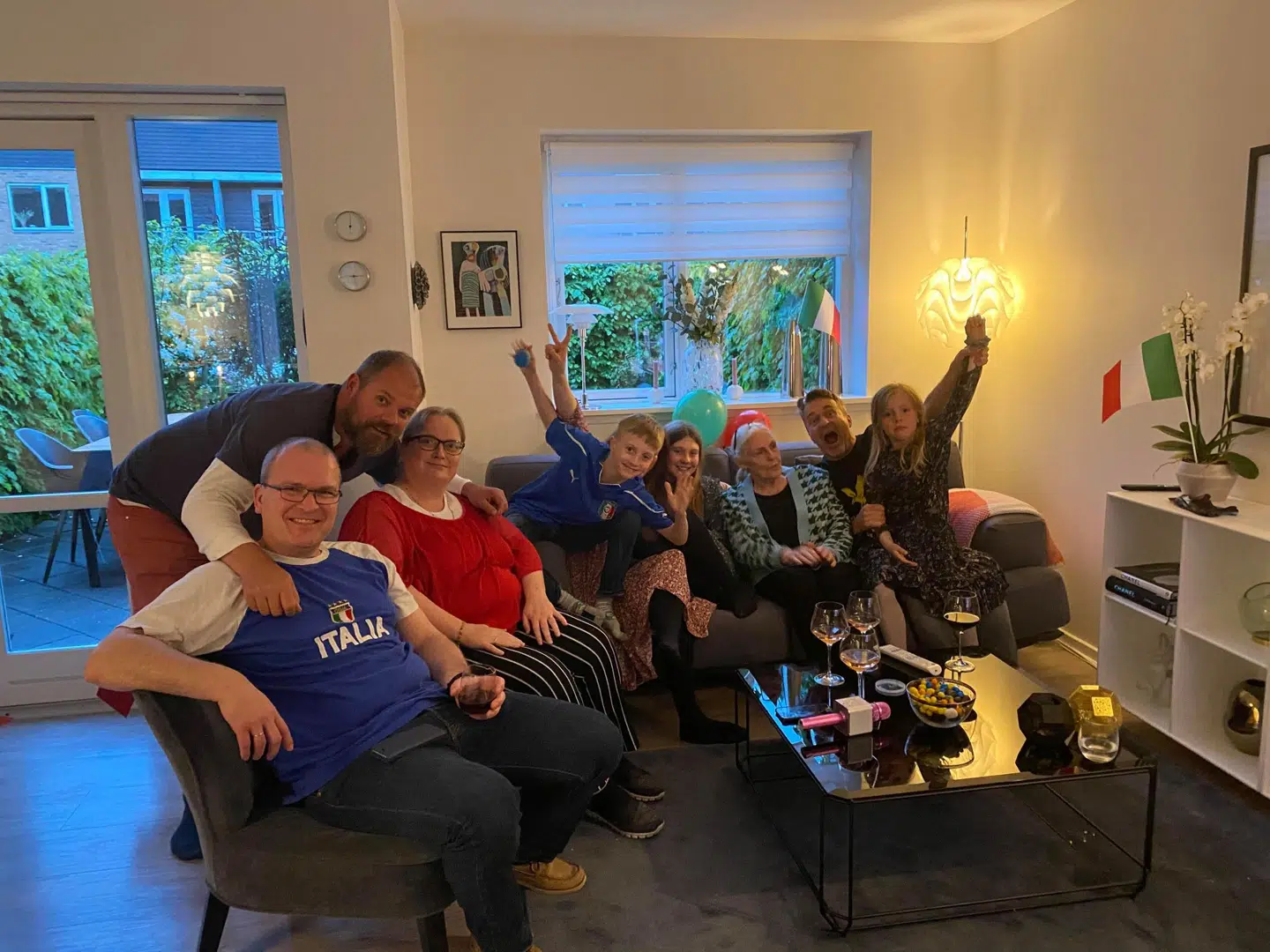 Familien var samlet for at heppe på Victoria og bandet 'Måneskin' til lørdagens Eurovision.