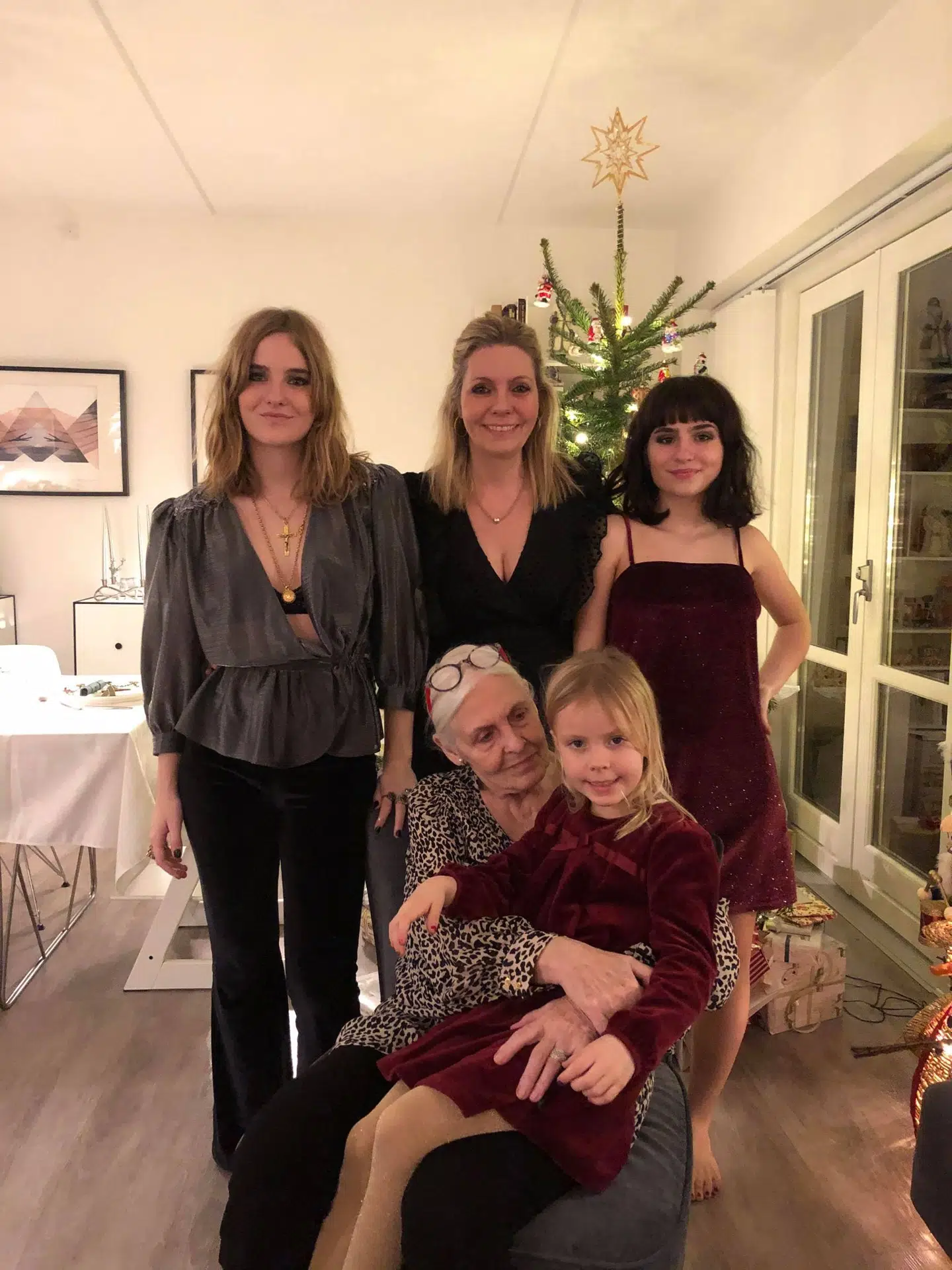 Eurovisionvinder, Victoria Di Angelis, holder hvert år jul i Danmark. Her ses hun med sin moster, kusine og mormor.