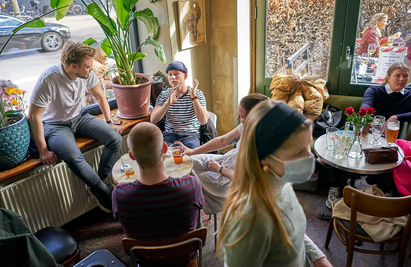 Kunderne er tilbage, som her på Cafe Stefanhus på Stefansgade på Nørrebro. Men de danske restauranter og cafeer har aldrig manglet så mange ansatte som nu.