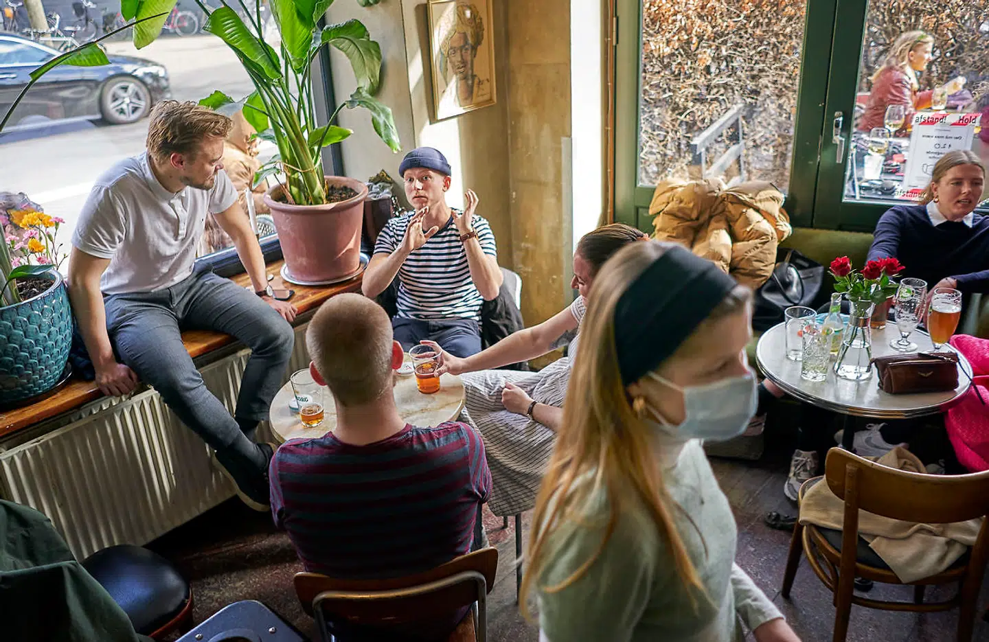 Kunderne er tilbage, som her på Cafe Stefanhus på Stefansgade på Nørrebro. Men de danske restauranter og cafeer har aldrig manglet så mange ansatte som nu.