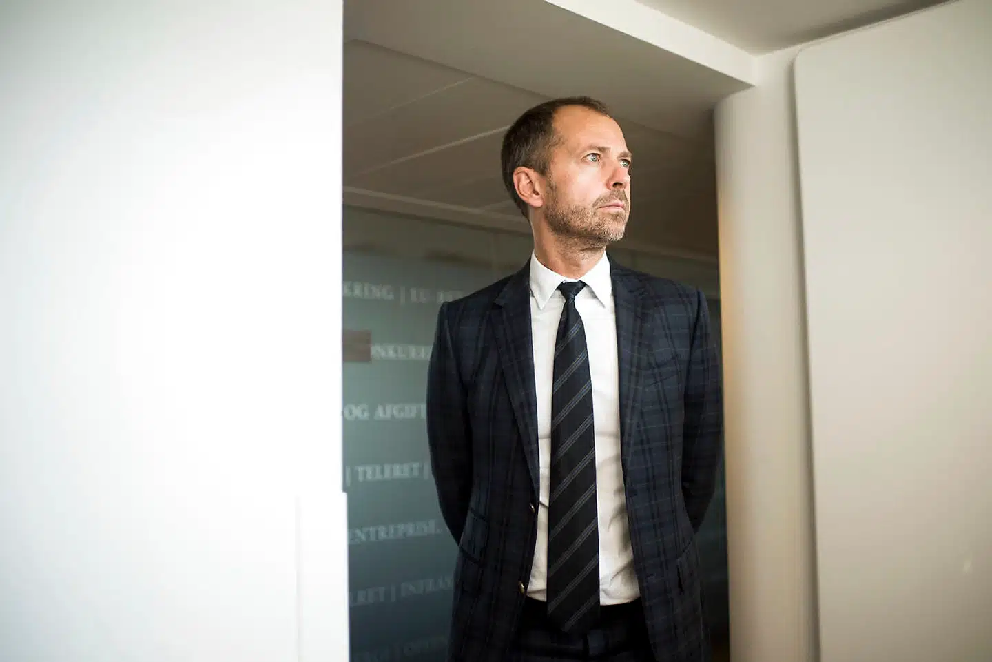 Boris Frederiksen er Danmarks mest magtfulde advokat, bestyrelsesformand i landets største og statens foretrukne advokatfirma, Kammeradvokaten. Nu har han af Advokatnævnet fået en bøde for grov tilsidesættelse af god advokatskik.