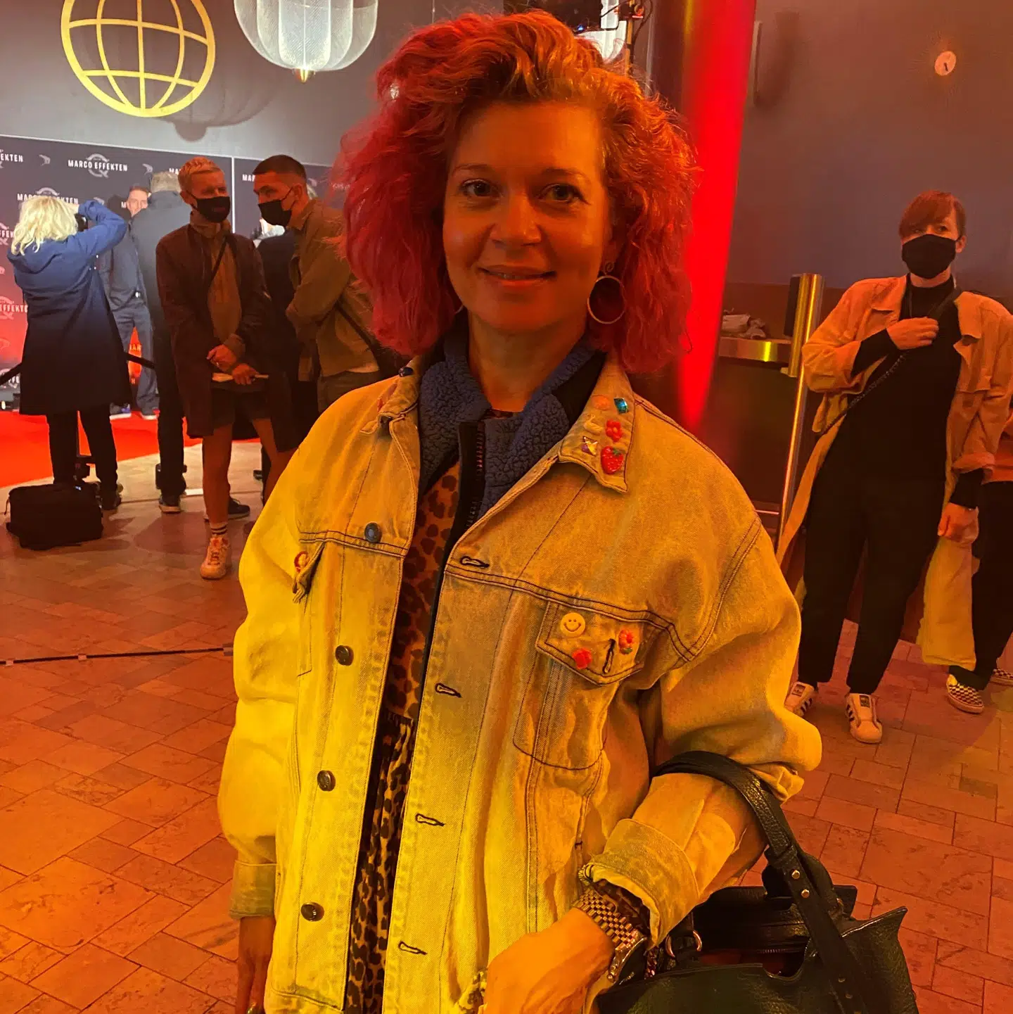 En glad Sara Bro uden krykker onsdag aften til biografpremiere i Imperial.