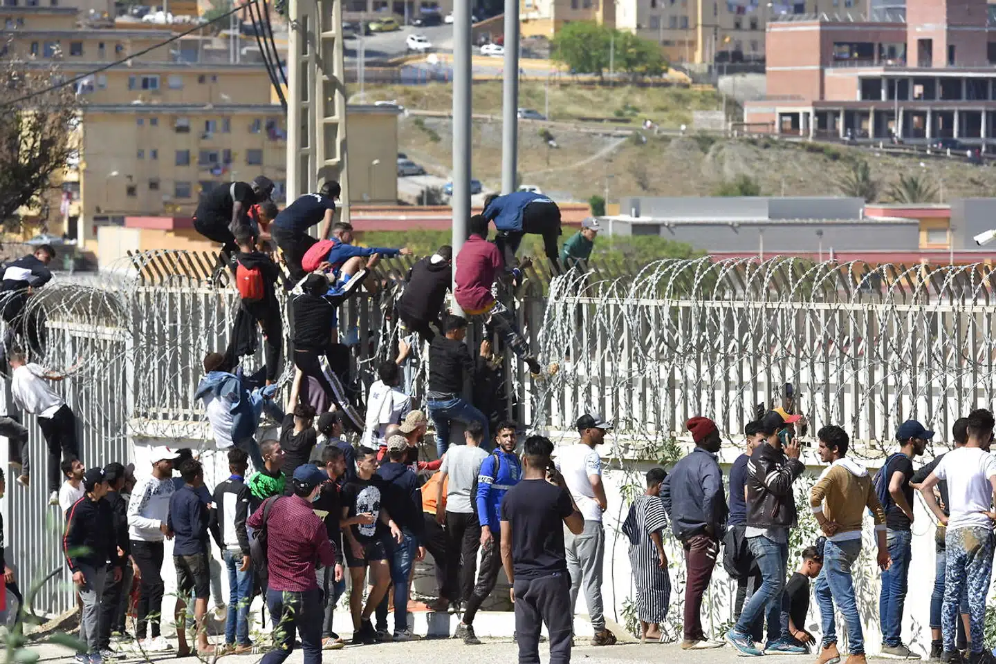 Omkring 8.000 migranter nåede i løbet af et par majdage at trænge ind i den spanske enklave Ceuta, mens det marokkanske gendarmerie vendte det blinde øje til. Også Algeriet spiller en vigtig rolle for EUs som samarbejdspartner i kampen mod illegal migration.