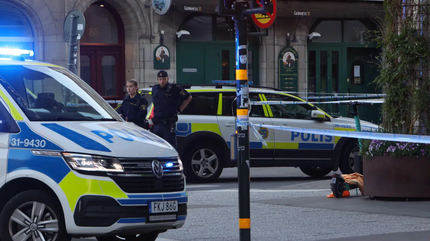 Politiet arbejder talstærkt foran indkøbscentret.