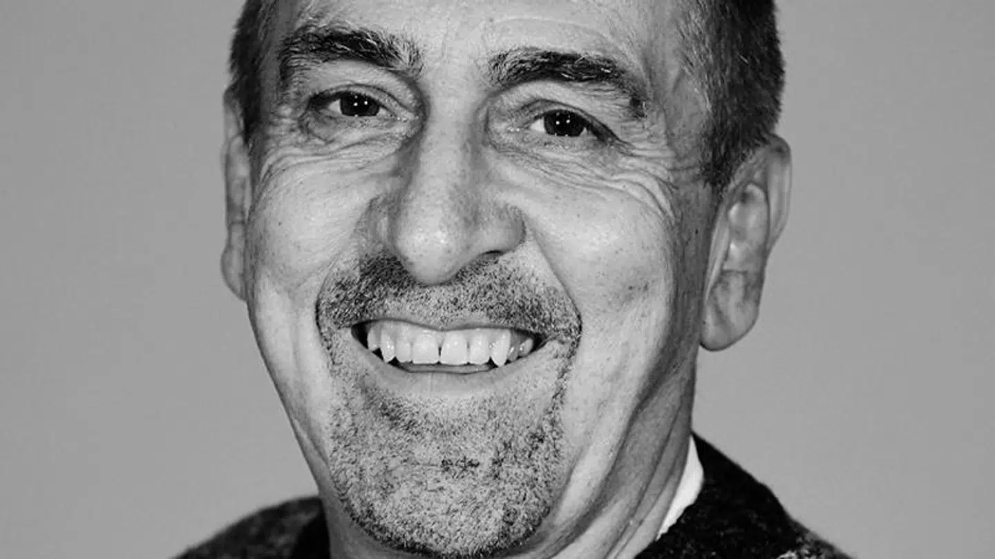 Produceren Charlie Hanson er blevet anklaget for overgreb og upassende adfærd af 11 kvinder. Anklagerne blev sendt pr. mail til Netflix og Bafta, der som følge af anklagerne har suspenderet produceren, mens sagen undersøges af politiet.