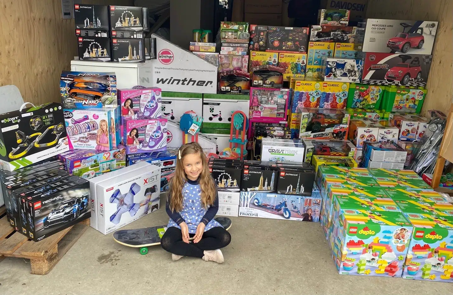 En stolt Amelia på fem år viser resultatet af indsamlingen frem. Foto: Massi Abdullah.